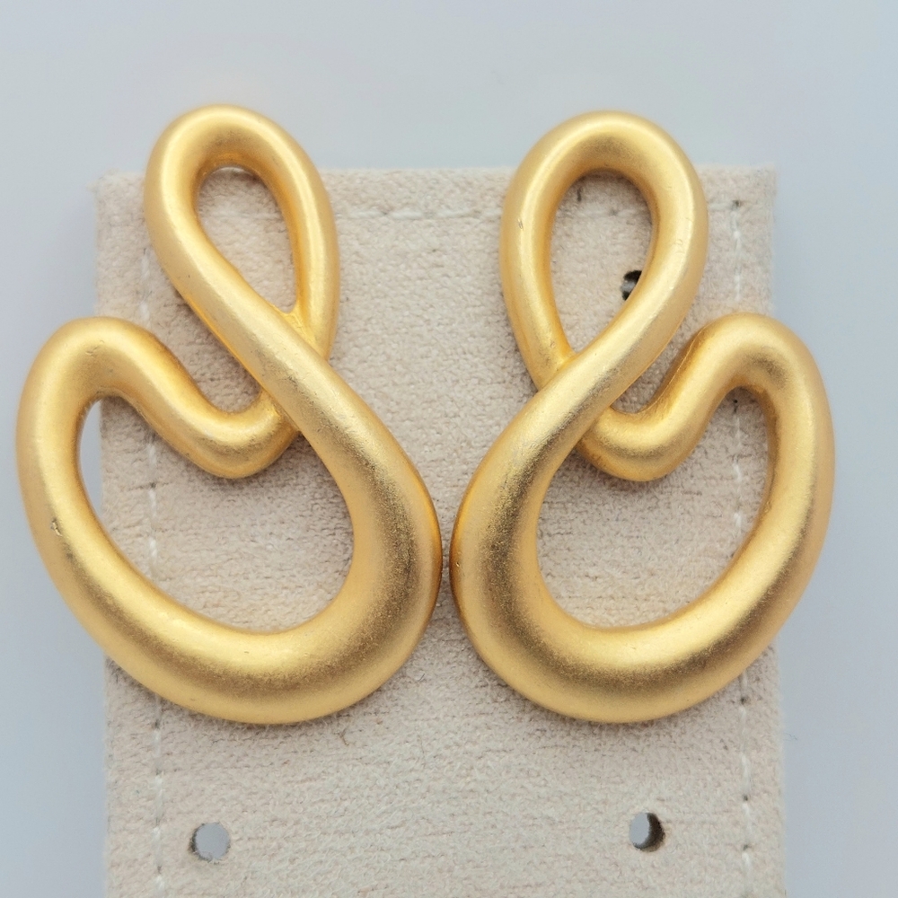 Chic Gold Twist Earrings - Picture 5 of 5